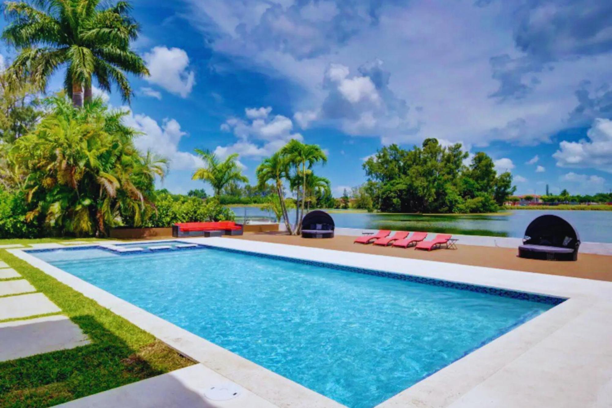 Luxe Waterfront Mansion W Private Nightclub, Cinema, Game Room, Gym & Pool Miami Exterior photo