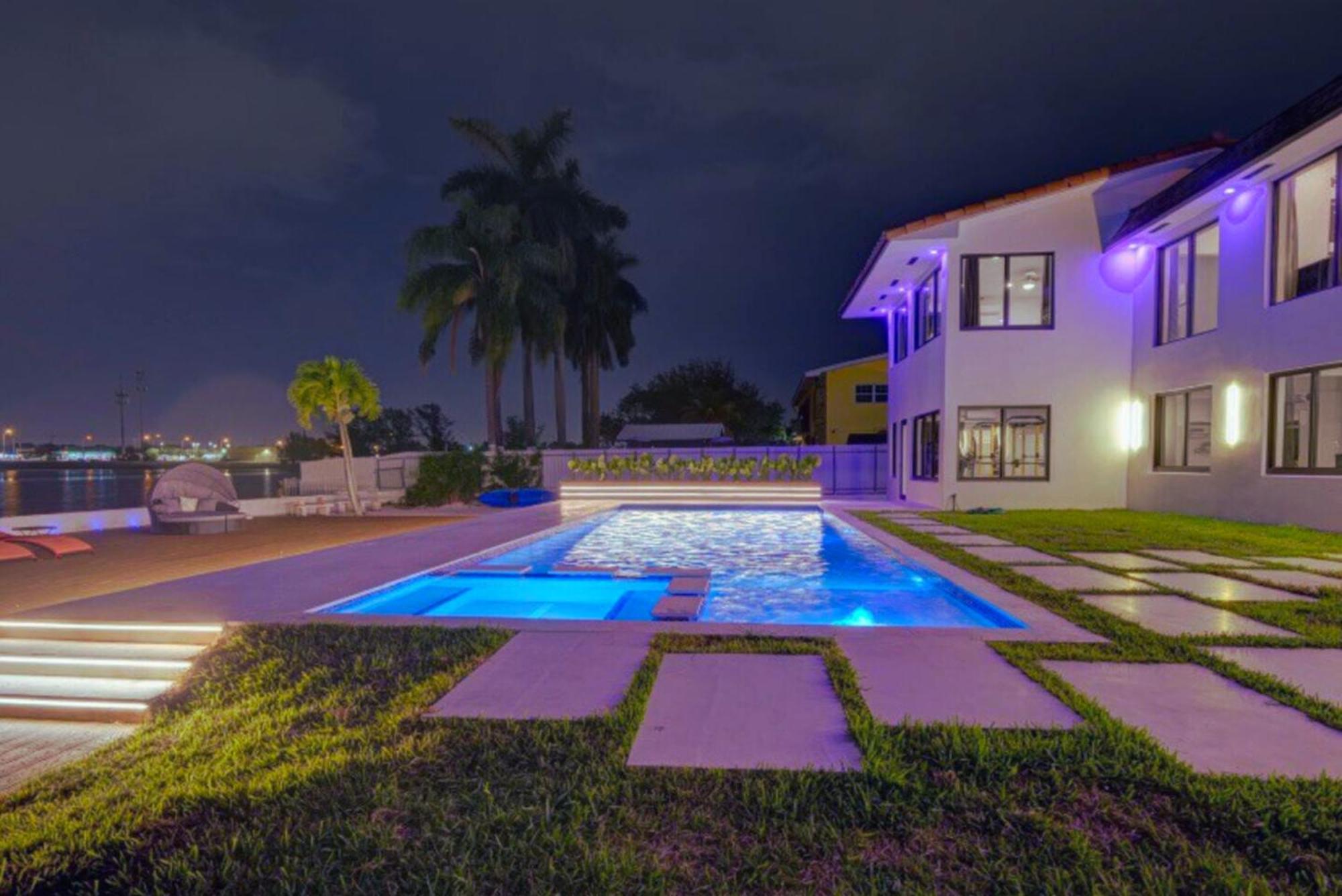 Luxe Waterfront Mansion W Private Nightclub, Cinema, Game Room, Gym & Pool Miami Exterior photo